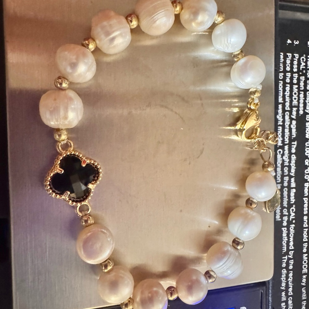 Elegant Mother Pearl and Black Clover Bracelet